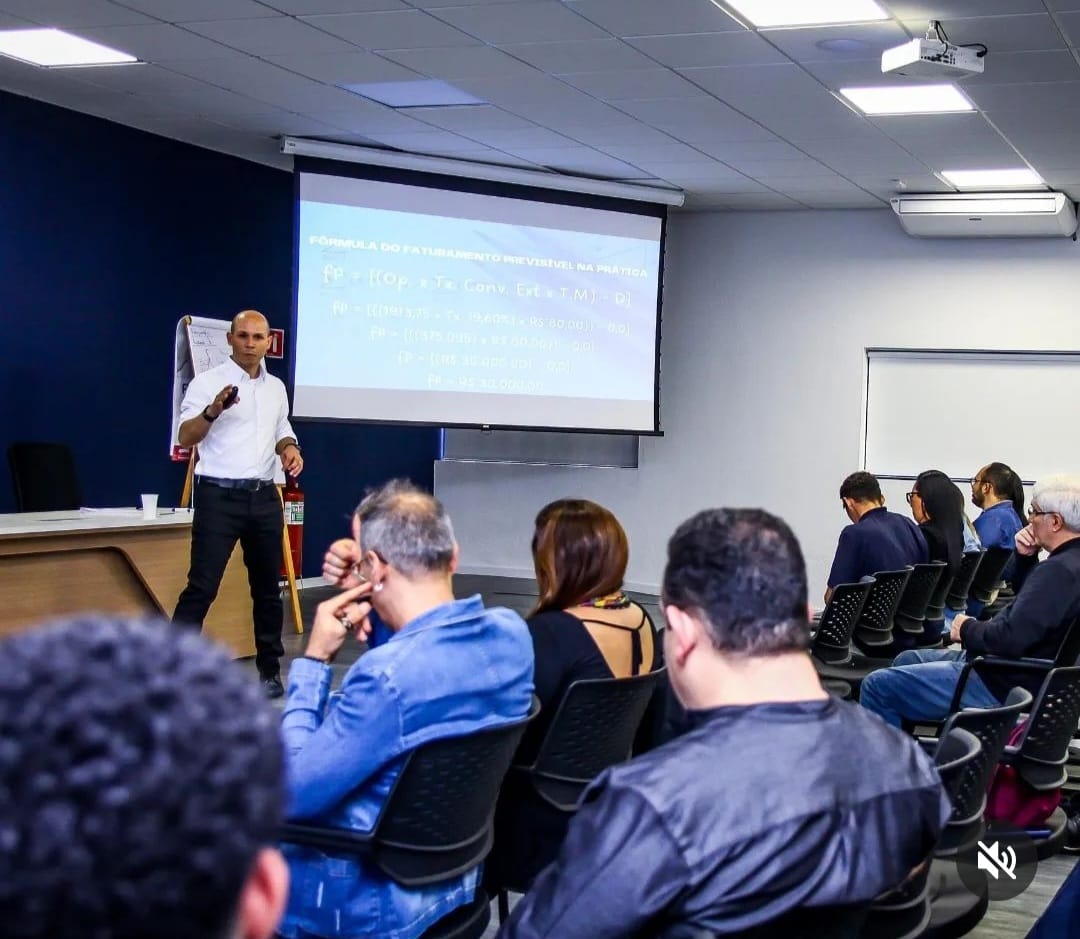 Instrutor ministrando treinamento para empresários