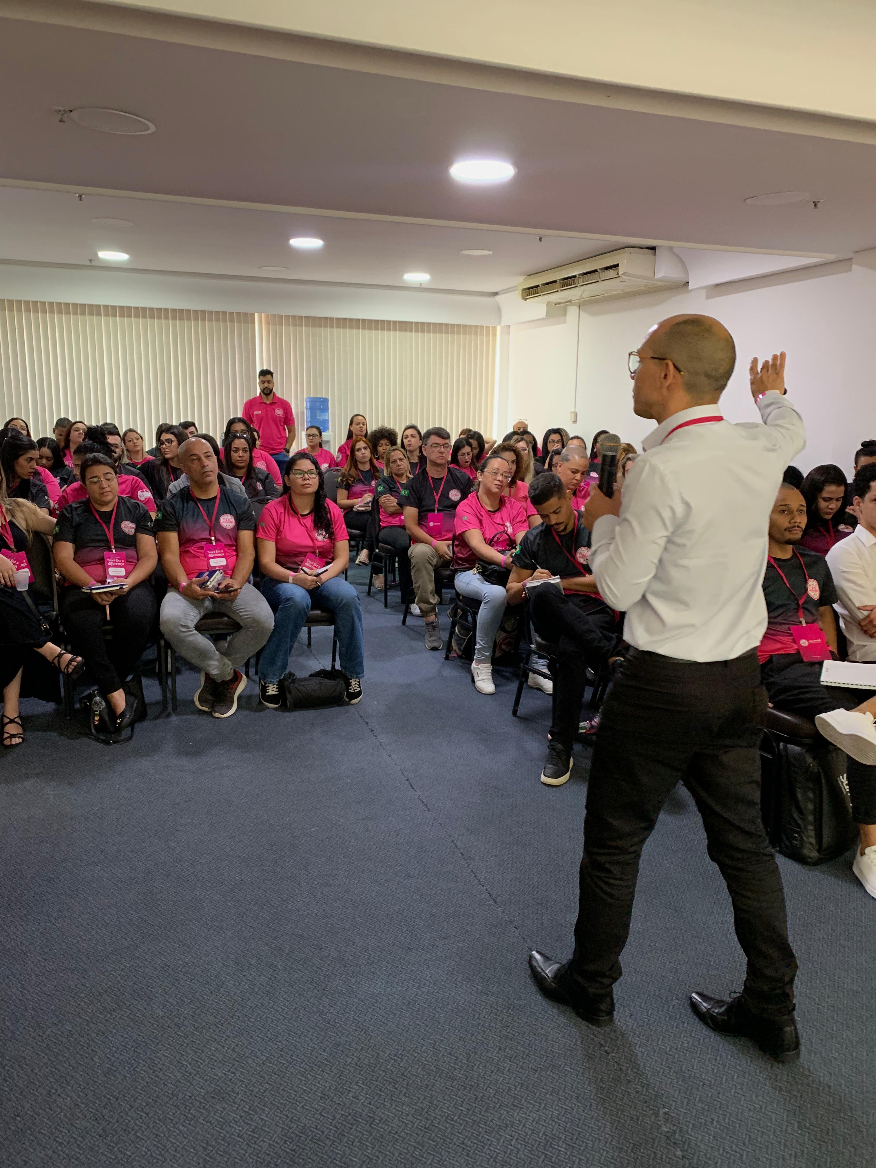 Instrutor ministrando treinamento para turma